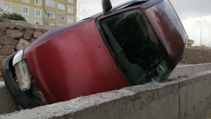 Yeşilhisar'da otomobil kanala düştü