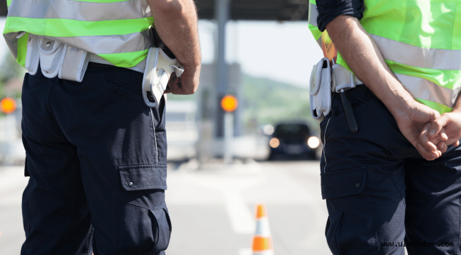 Yol kontrol esnasında kaçak sigara ve alkol ele geçirildi