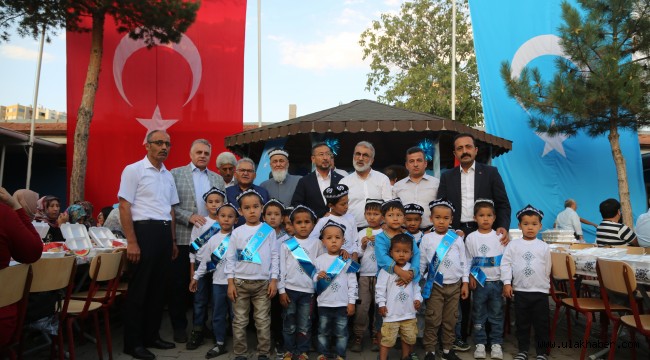 Büyükkılıç, Doğu Türkistanlı çocukların sünnet heyecanına ortak oldu