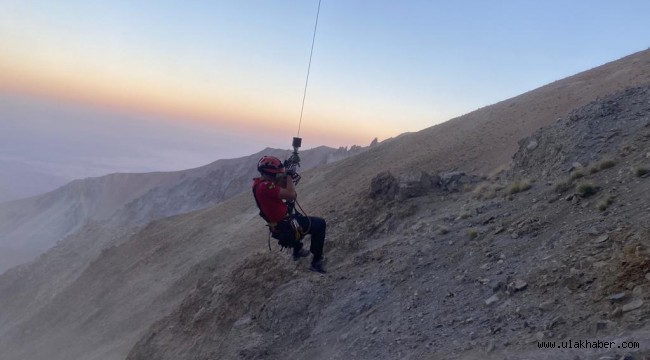 Erciyes Dağı'nda mahsur kalan 3 dağcıdan 1'i hayatını kaybetti