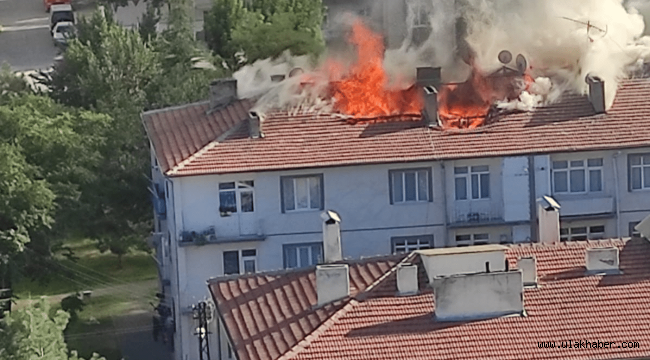 Hürriyet'te 3 katlı binanın çatı katında yangın çıktı