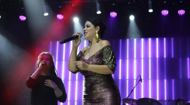 İncesu Üzüm Festivali'nde Sanatçı Zara sahne aldı