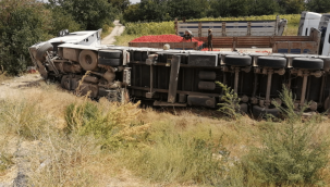 Kayseri'de domates yüklü TIR devrildi