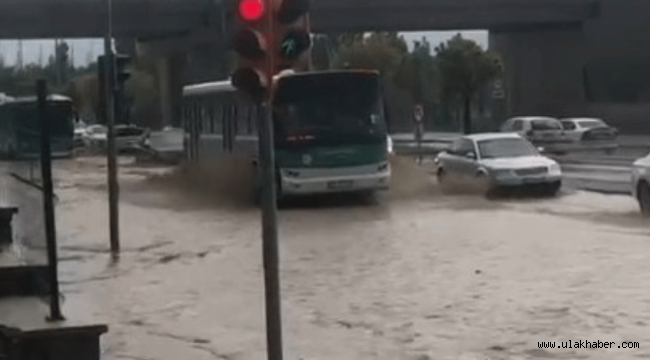 Kayseri'de yağan yağmur trafiği aksattı