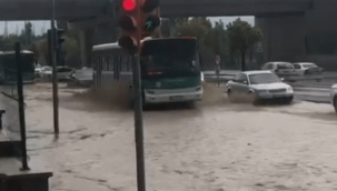 Kayseri'de yağan yağmur trafiği aksattı