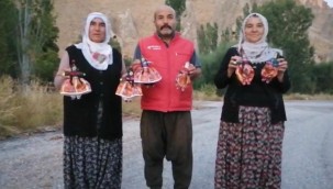 Turistlere bez bebek satmak için 4 dil öğrendiler