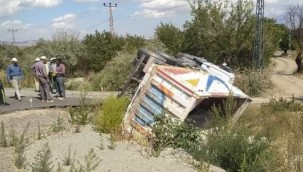 Yeşilhisar'da kamyon devrildi: 1 yaralı