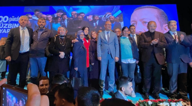 AK Parti'nin yeni üyelerine rozet takıldı 