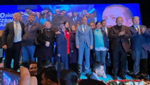 AK Parti'nin yeni üyelerine rozet takıldı 