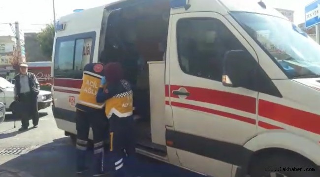 Ambulans ile otomobil çarpıştı