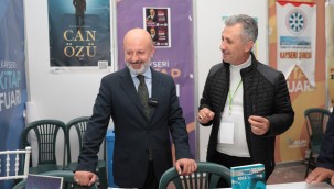 Başkan Çolakbayrakdar, Kitap Fuarı'nda şiir okudu