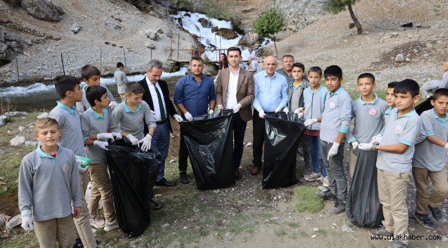 Başkan Öztürk, öğrencilerle birlikte çevre temizliği yaptı