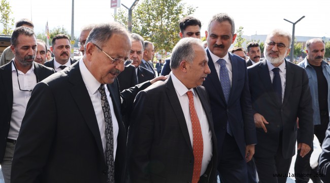 Başkan Yalçın, Bakan Özer'e eğitim yatırımlarını anlattı