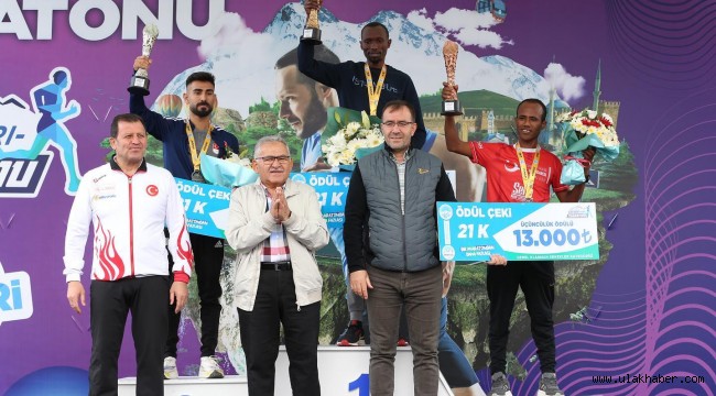 Büyükkılıç, Uluslararası Kayseri Yarı Maratonu Ödül Töreni'ne Katıldı