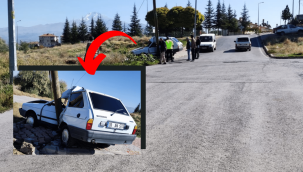 Direksiyon hakimiyetini kaybeden sürücü, telefon direğine çarptı