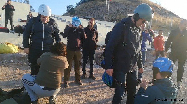 Kayseri'nin 4 ilçe kaymakamı Ali Dağı'ndan paraşütle atladı