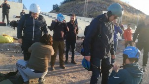 Kayseri'nin 4 ilçe kaymakamı Ali Dağı'ndan paraşütle atladı