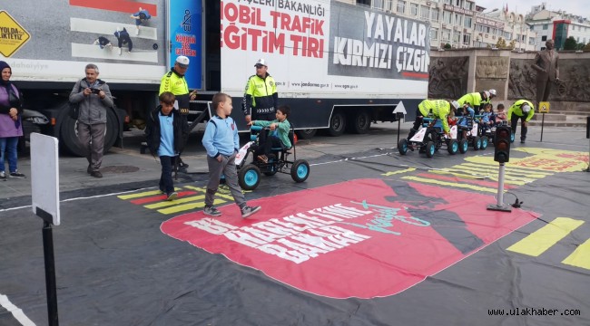 'Mobil Trafik Eğitim Tırı'nda çocuklar eğlenerek öğreniyor