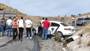 Saman yüklü kamyon ile otomobil çarpıştı: 3 yaralı