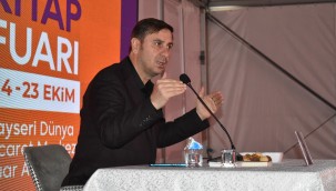 Yazar Zekeriya Efiloğlu, Kayseri Kitap Fuarı'nda konferans verdi
