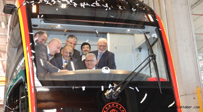 Başkan Büyükkılıç, Ankara'da yeni tramvay hattının ilk tramvay aracı teslim törenine katıldı