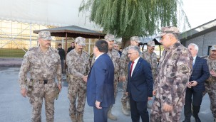 Başkan Büyükkılıç ve Vali Çiçek, PÖH timlerini Suriye'ye dualarla uğurladı