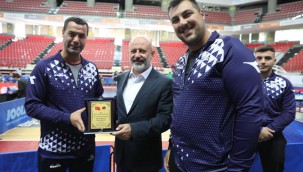 Başkan Çolakbayrakdar, Türkiye'nin dört bir yanından gelen sporcuları ziyaret etti