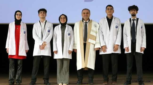ERÜ'de tıp öğrenimine başlayan 375 öğrenci törenle önlük giydi
