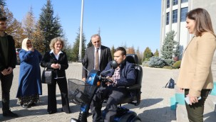 ERÜ Edebiyat Fakültesi öğrencisine akülü engelli aracı desteği