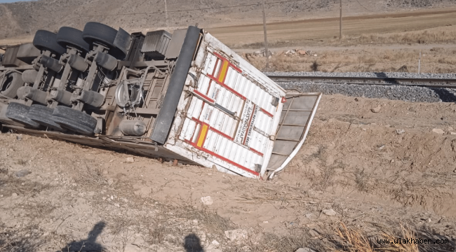 İncesu'da TIR devrildi, hayvanların bir kısmı telef oldu