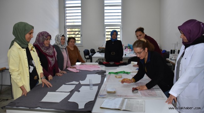 Kocasinan Akademi kursiyerleri, çocuklarının elbiselerini kendileri dikiyor