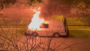 Seyir halindeki otomobil bir anda alev aldı