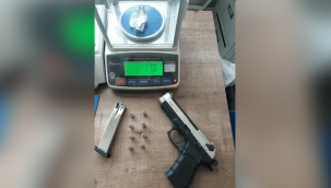 Şüpheli araçta kurusıkı tabanca ve uyuşturucu ele geçirildi 