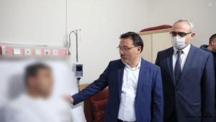 Vali Çiçek, bıçaklı saldırıya uğrayan polis ve bekçiyi ziyaret etti