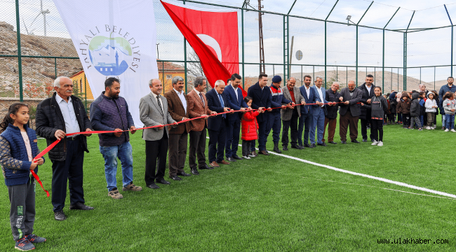 Yahyalı'da Taşhan Mahallesi halı sahası açıldı