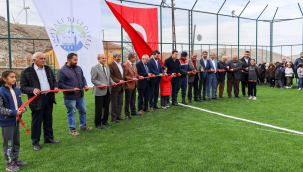 Yahyalı'da Taşhan Mahallesi halı sahası açıldı