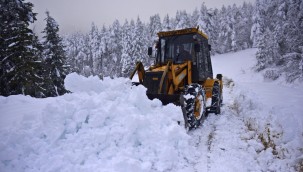 16 köy yolu, kar altında kaldı