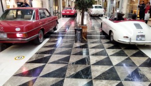 Avrupa'nın en büyük AVM'sinde otomobil turu