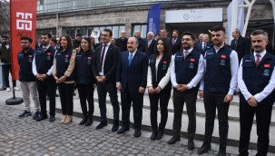 Bakan Varank Model Fabrika'yı gezip öğrencilerle sohbet etti