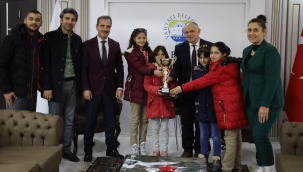 Başkan Öztürk şampiyon öğrencileri makamında kabul etti