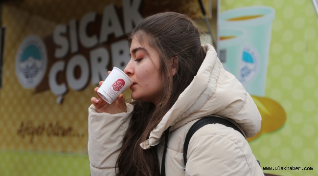 Gençler, Büyükşehir'in "bardakta sıcak çorba" ikramını çok sevdi