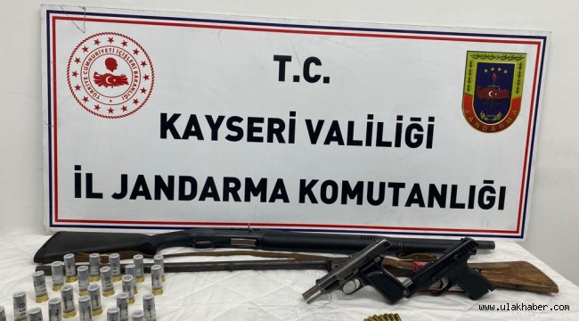 Jandarmanın operasyonunda çok sayıda tüfek ve tabanca ele geçirildi 