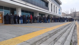 Kayseri SGK önünde EYT yoğunluğu 