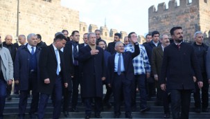 Bakan Akar, tarihî Kayseri Kalesi'ni ve müzeyi gezdi