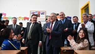 Başkan Büyükkılıç ve Vali Çiçek, öğrencilerin karne sevincine ortak oldu