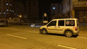 Evinin önünde bıçaklanan genç ağır yaralandı