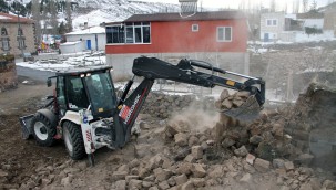 Talas'ın Ardıç Mahallesi'nde metruk yapılar yıkılıyor, inler dolduruluyor