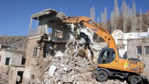 Talas kırsalında metruk binalar yıkılıyor