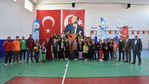 Tomarza'da anneler kızlar voleybol turnuvası tamamlandı