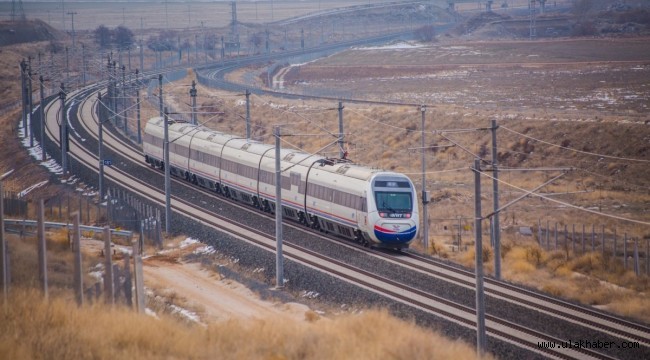 Ulaştırma Bakanı Karaismailoğlu'ndan hızlı tren paylaşımı